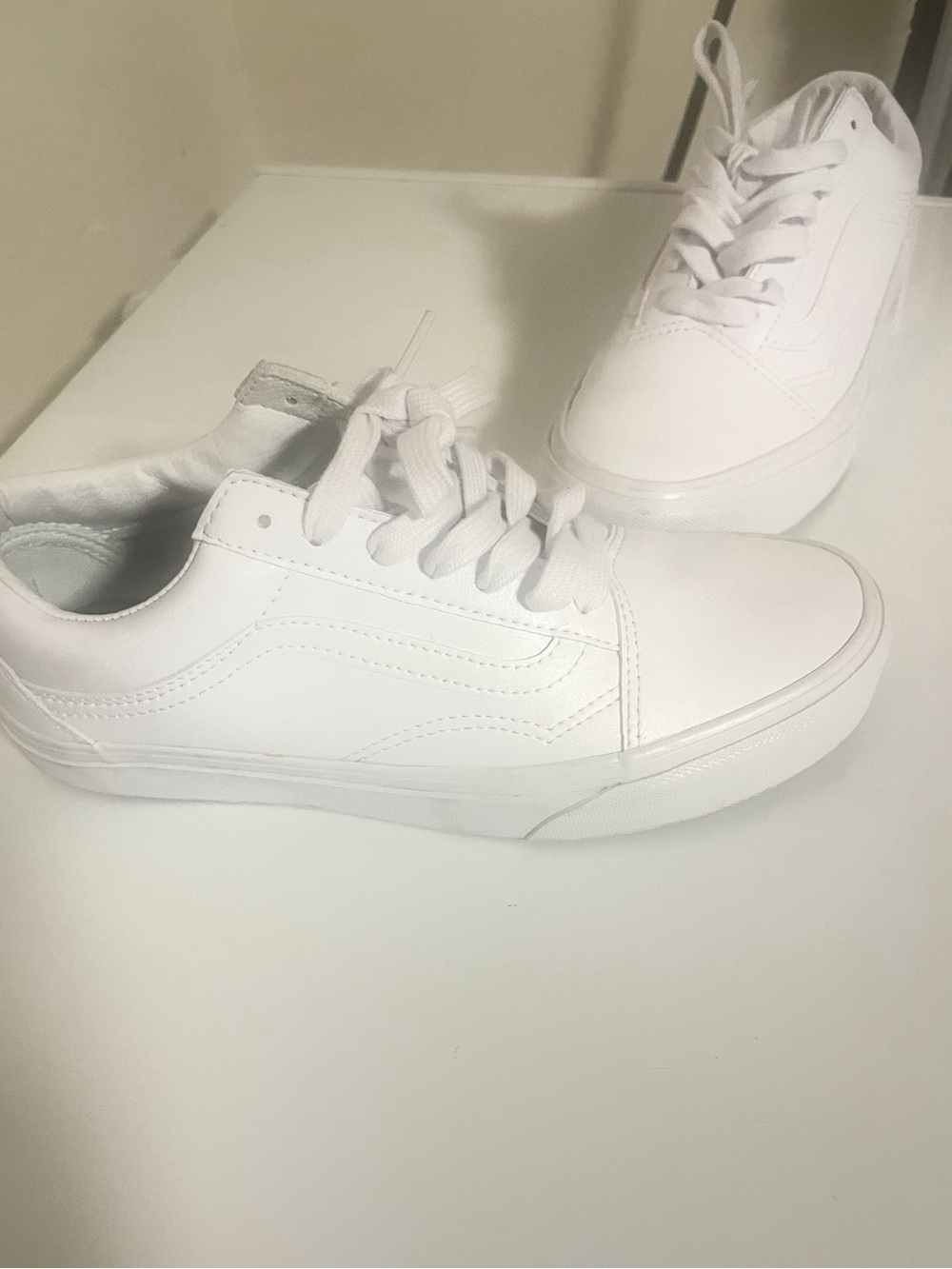 White Low-Top Vans Sneakers - Classic Casual Style